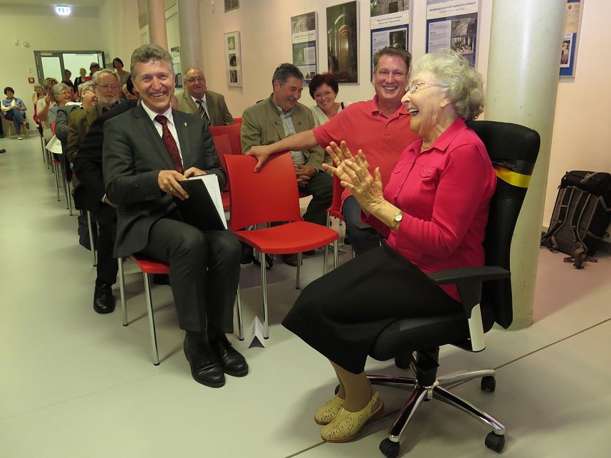 Freude &uuml;ber neuen Stuhl