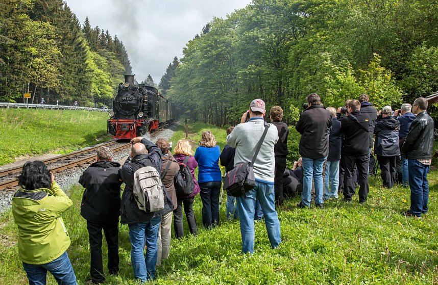 Fotohalt in der Einfahrt des Bahnhofs Drei Annen Hohne: Hier sowie bei allen anderen Halten standen die Ausl&ouml;ser der Fotoapparate kaum still.