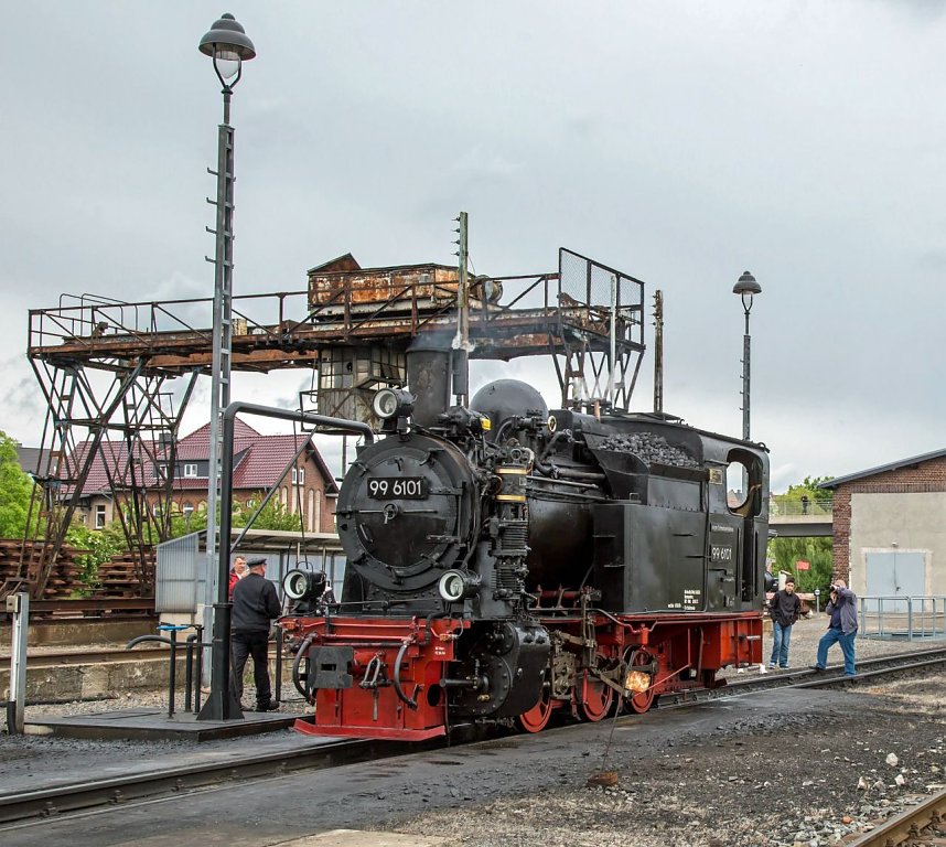 Fototermin beim Erg&auml;nzen der Vorr&auml;te in der Einsatzstelle des Bahnhofs Nordhausen Nord