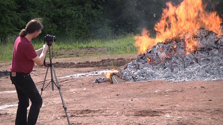Dekonstruktion mit Feuer