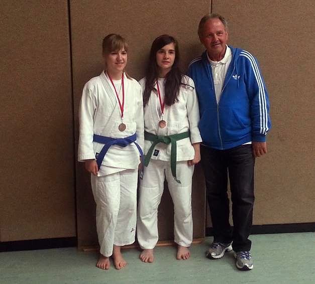 Nach der Siegerehrung : Anna-Lena Goetze, Melissa Turan und Trainer Waldemar Benndorf.