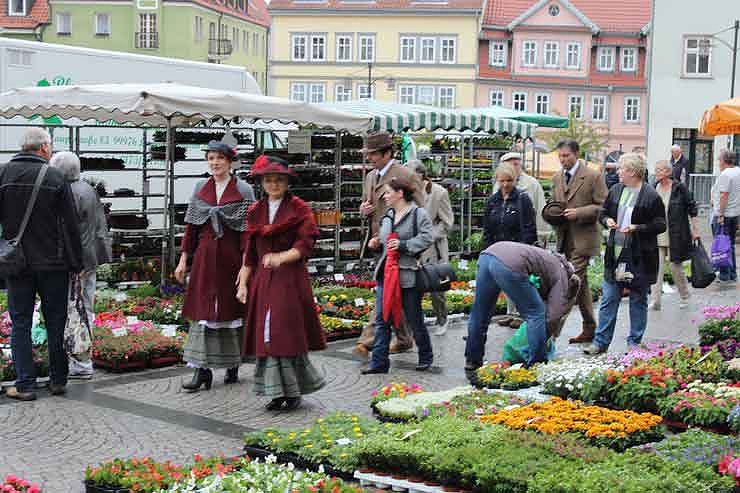 Blumenm&auml;dchen trifft Marktfrau