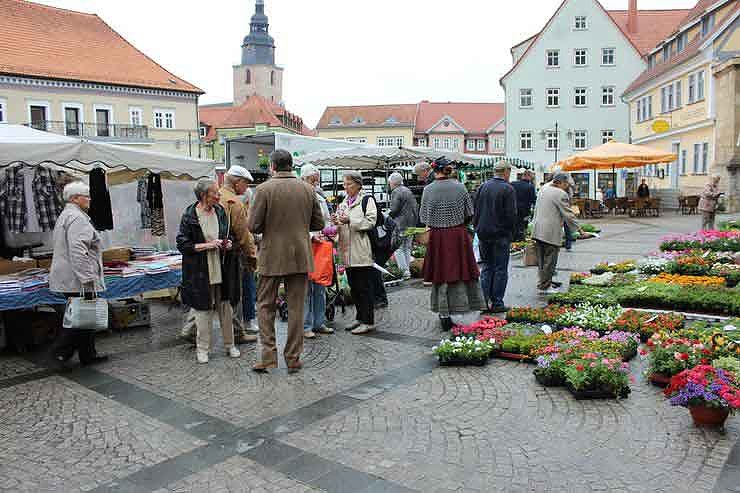Blumenm&auml;dchen trifft Marktfrau
