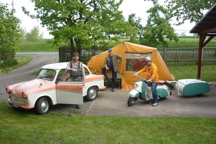 Campifix mit Trabant 500 beides Bauj. 1961 sowie Berliner Roller mit Anh&auml;nger Campi Bauj. 1962/1963.