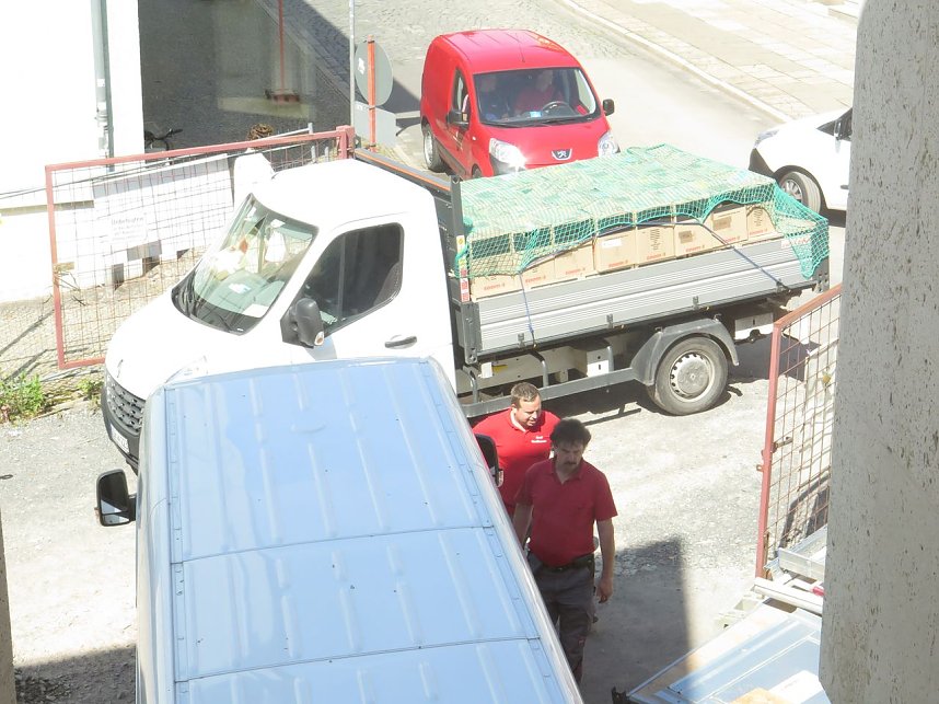 Besuch im B&uuml;rgerhaus: Umzug der Kartons mit B&uuml;chern