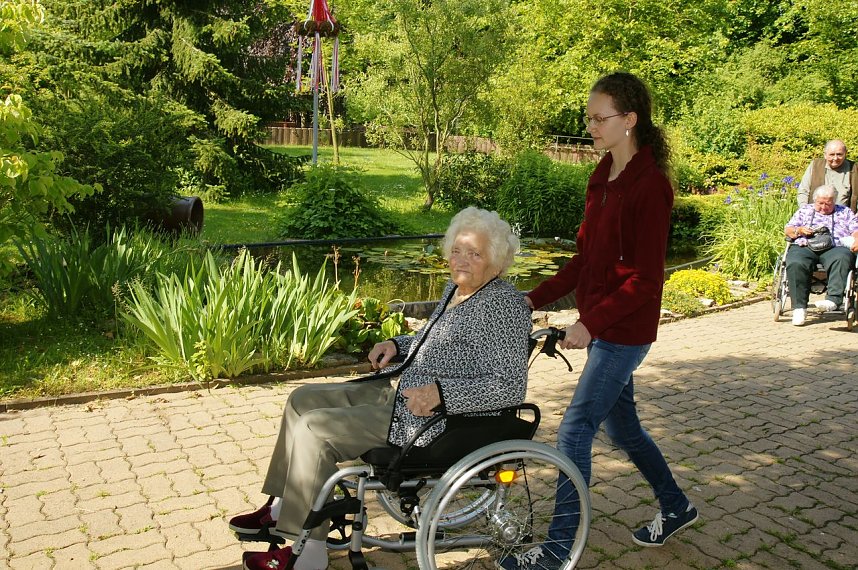 Marga Michalik genie&szlig;t es, von Celina Franze durch das kleinen Parkgel&auml;nde am  spazieren gefahren zu werden und zu plaudern. Und sie freut sich auf die richtig gro&szlig;e Runde durch das Wohnviertel.
