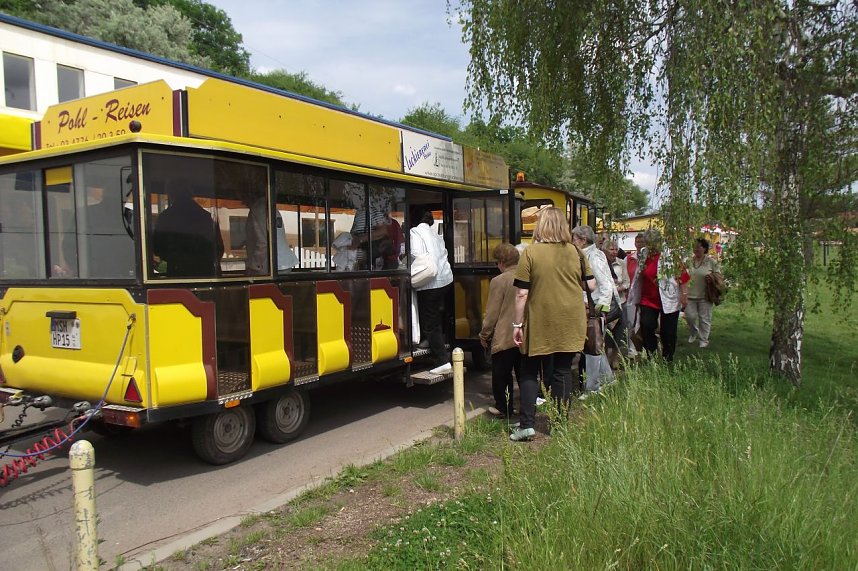 Mit der Tschu-Tschu-Bahn ging es rund um den S&uuml;&szlig;en See am Campingplatz vorbei. Bahnfahrer Mario Pohl lobte den Nordh&auml;user Investor Heck.