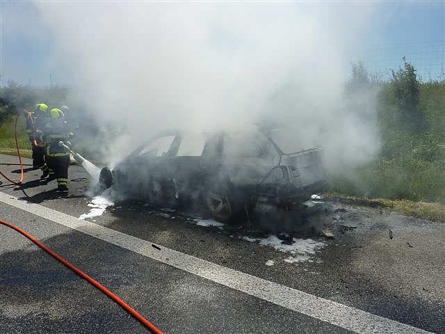 Ausgebranntes Auto auf der A 38