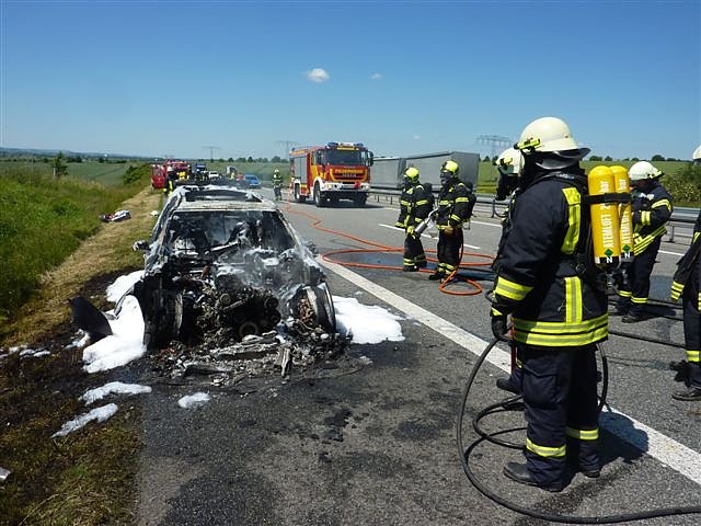 Ausgebranntes Auto auf der A 38