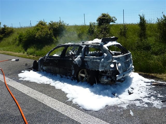 Ausgebranntes Auto auf der A 38