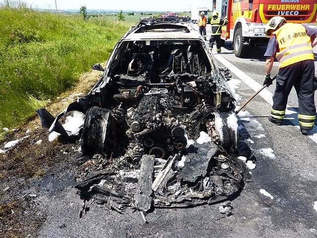 Ausgebranntes Auto auf der A 38