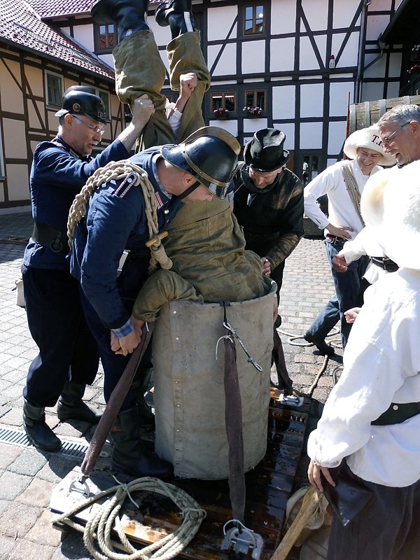 Historische L&ouml;sch&uuml;bungen im Tabakspeicher