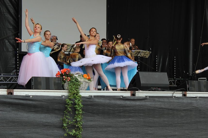 Die Eleven des Tanzstudios Radeva auf dem Rolandsfest