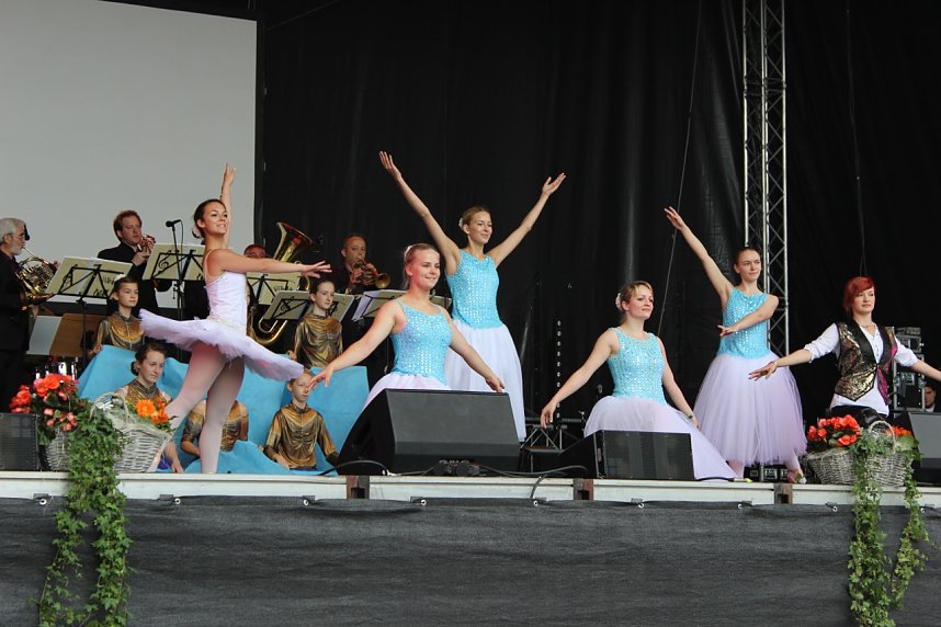 Die Eleven des Tanzstudios Radeva auf dem Rolandsfest