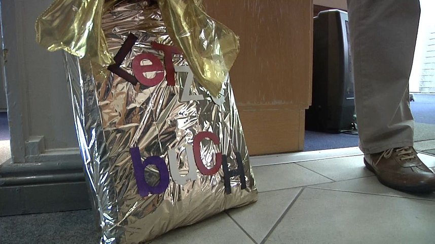 B&uuml;cherkette zum Umzug der Bibliothek