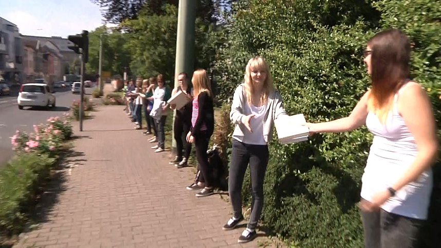 B&uuml;cherkette zum Umzug der Bibliothek