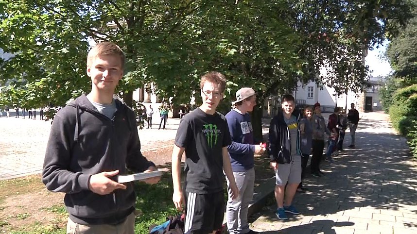 B&uuml;cherkette zum Umzug der Bibliothek