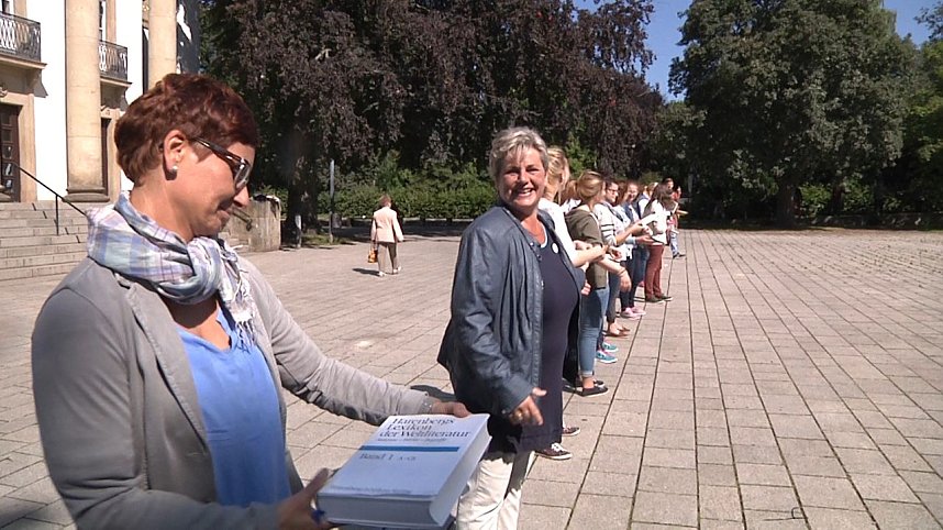B&uuml;cherkette zum Umzug der Bibliothek