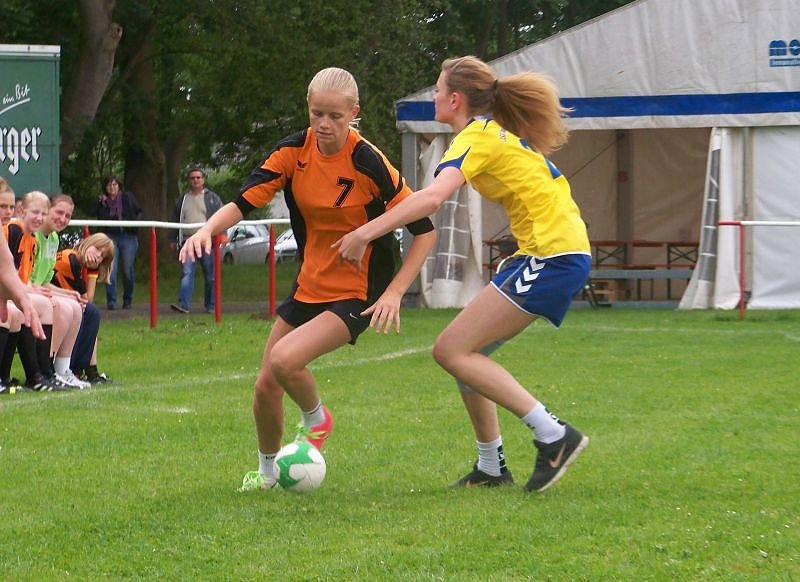 Premiere im Feldhandball