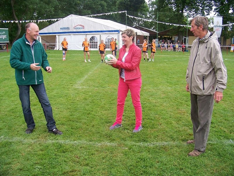 Premiere im Feldhandball