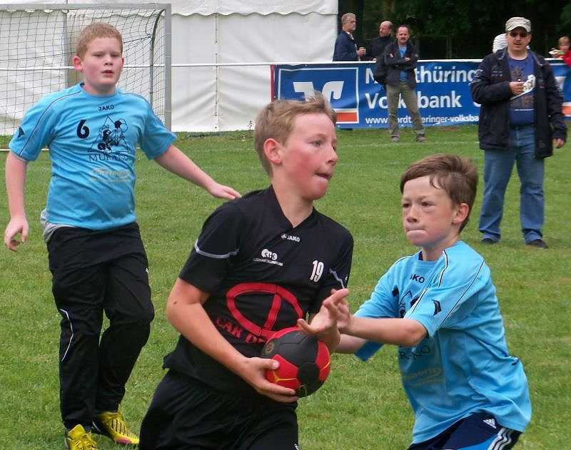 Premiere im Feldhandball