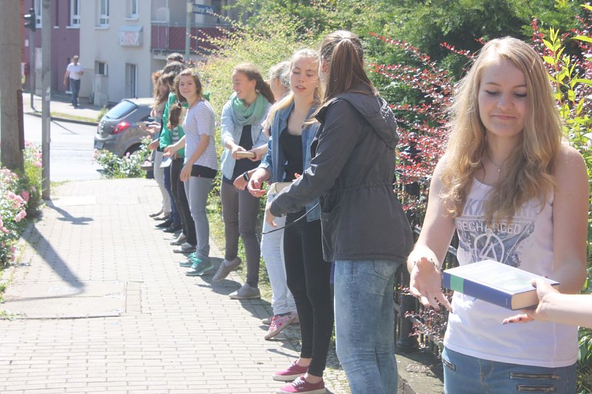 B&uuml;cherkette zum Umzug der Bibliothek