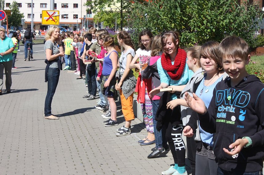 B&uuml;cherkette zum Umzug der Bibliothek