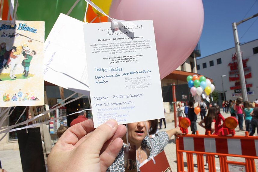 B&uuml;cherkette zum Umzug der Bibliothek