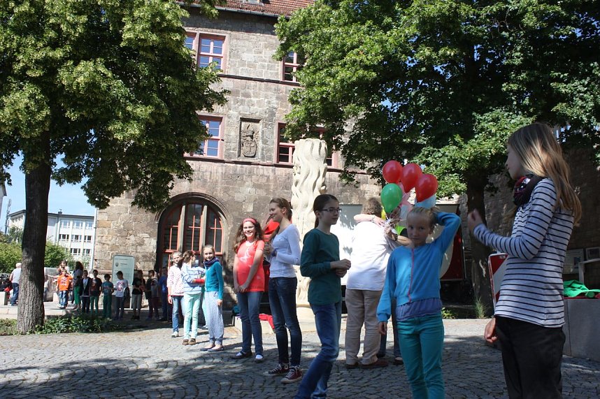 B&uuml;cherkette zum Umzug der Bibliothek