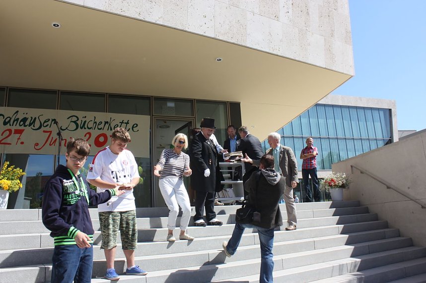 B&uuml;cherkette zum Umzug der Bibliothek