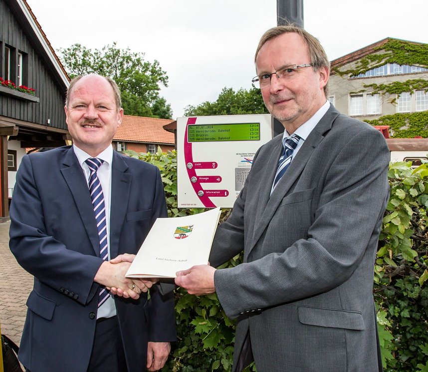 achsen-Anhalts Verkehrsminister Thomas Webel &uuml;bergibt HSB-Gesch&auml;ftsf&uuml;hrer am Bahnhof Wernigerode Westerntor den F&ouml;rdermittelbescheid.