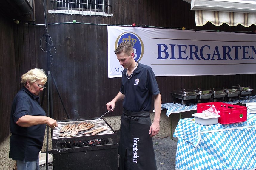 Benjamin Holzh&auml;user, der P&auml;chter der Gastst&auml;tte Friedenseiche, und Karin M&uuml;ller am Grill. Sie bereiteten leckere Bratw&uuml;rste und Steaks zu, die sich die G&auml;ste schmecken lie&szlig;en.