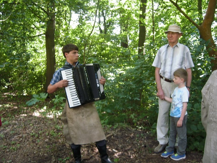 Felix Maximilian Donner will mit seinem Freund in den  Ferien am Gymnasium als Gymnasiast  im Park und in den Geb&auml;uden kr&auml;ftig mitarbeiten.