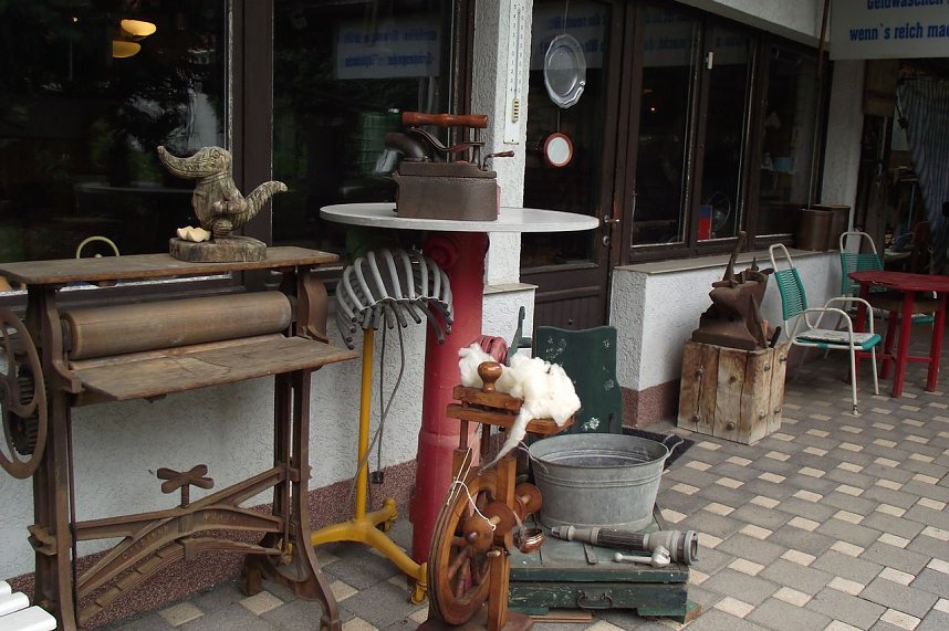 W&auml;scherolle, Spinnrad, Trockenhaube,Hydrant, Amboss, Waage und Zinkwanne aus dem vorigen Jahrhundert geh&ouml;ren zum Fundus des Gr&uuml;nen Gew&ouml;lbes.