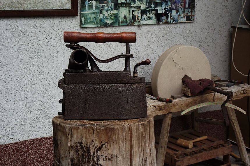 Dieses B&uuml;geleisen ist ein Unikat. Einst handhabte es Ediths Gro&szlig;vater, der Schneidermeister Otto Schneider. Mit Glut beheizt hatte es einen Auspuff, aus dem der Rauch entwich.