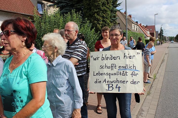 Demo &uuml;ber Bundesstra&szlig;e 4 in Greu&szlig;en gezogen