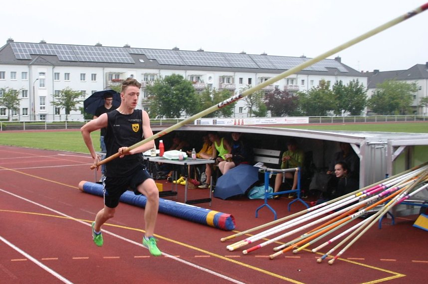 Stabhochsprung im Sommer