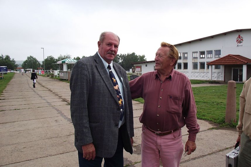  Wilfried Forst  begr&uuml;&szlig;te einen alten Bekannten. J&uuml;rgen Siebenh&uuml;ner (links) aus Weimar-Land fungiert wieder als Kampfrichter. Er lobte die Farm &uuml;ber den gr&uuml;nen Klee.