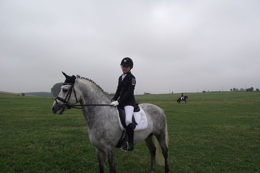 Julia Sophie Heck aus dem Erfurter Raum auf ihrem Pony Sommi. Die 14-J&auml;hrige ist amtierende Landesmeisterin im Dressurreiten Junioren U 14 Pony gegen Gro&szlig;pferd