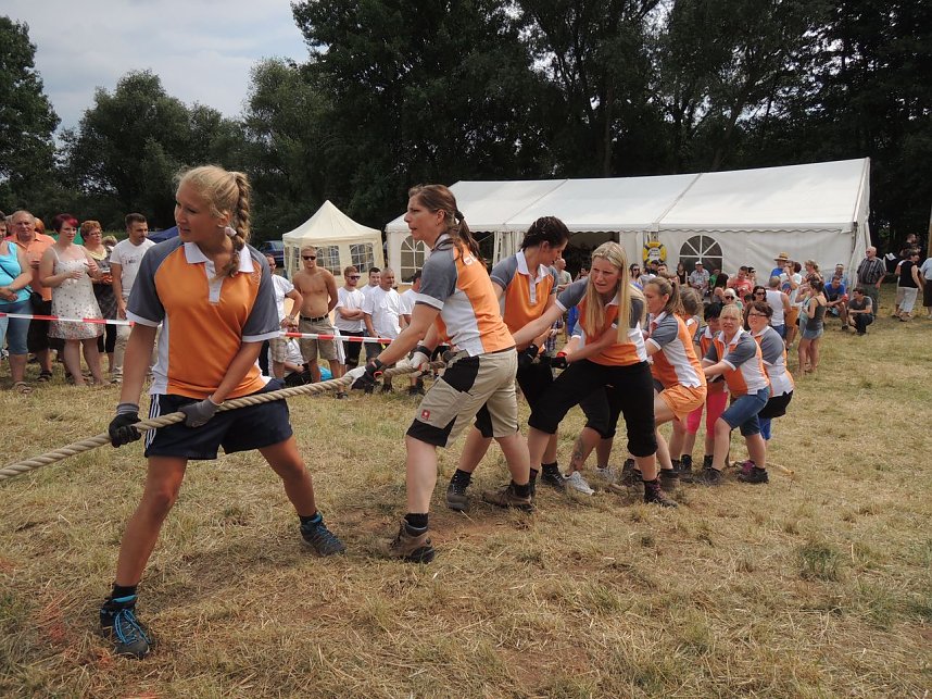 Tauziehen &uuml;ber die Helme