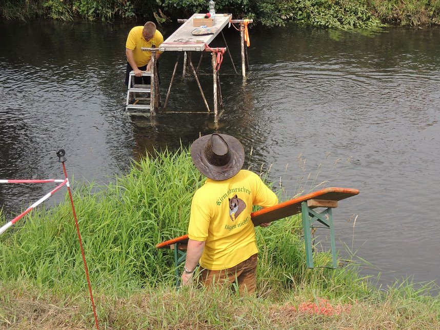 Tauziehen &uuml;ber die Helme