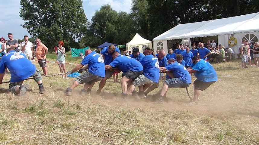 Tauziehen an der Helme