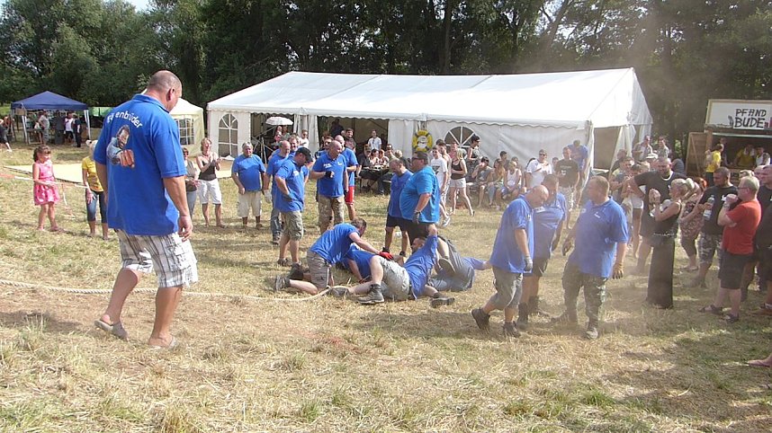 Tauziehen an der Helme