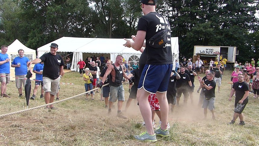 Tauziehen an der Helme