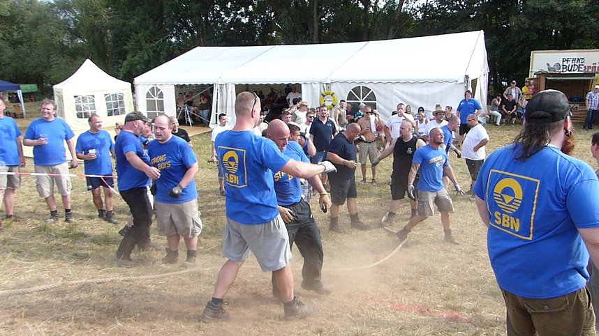 Tauziehen an der Helme