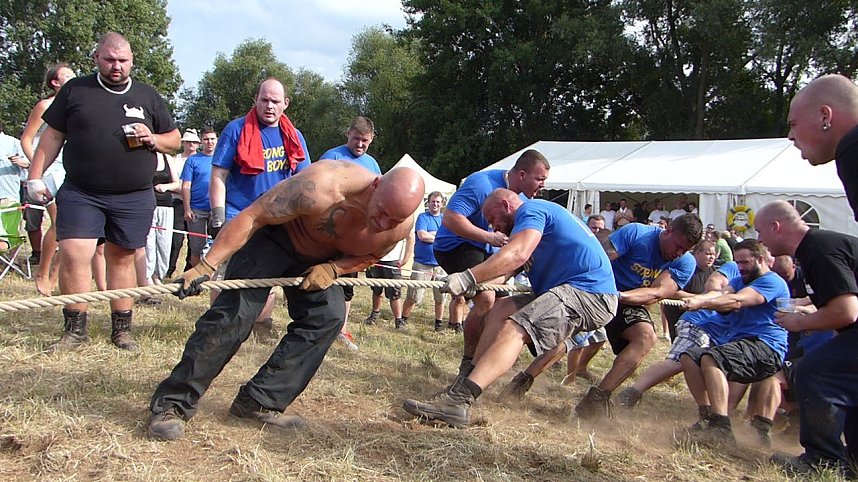 Tauziehen an der Helme