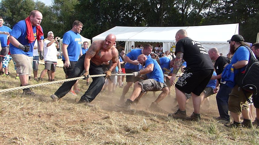 Tauziehen an der Helme
