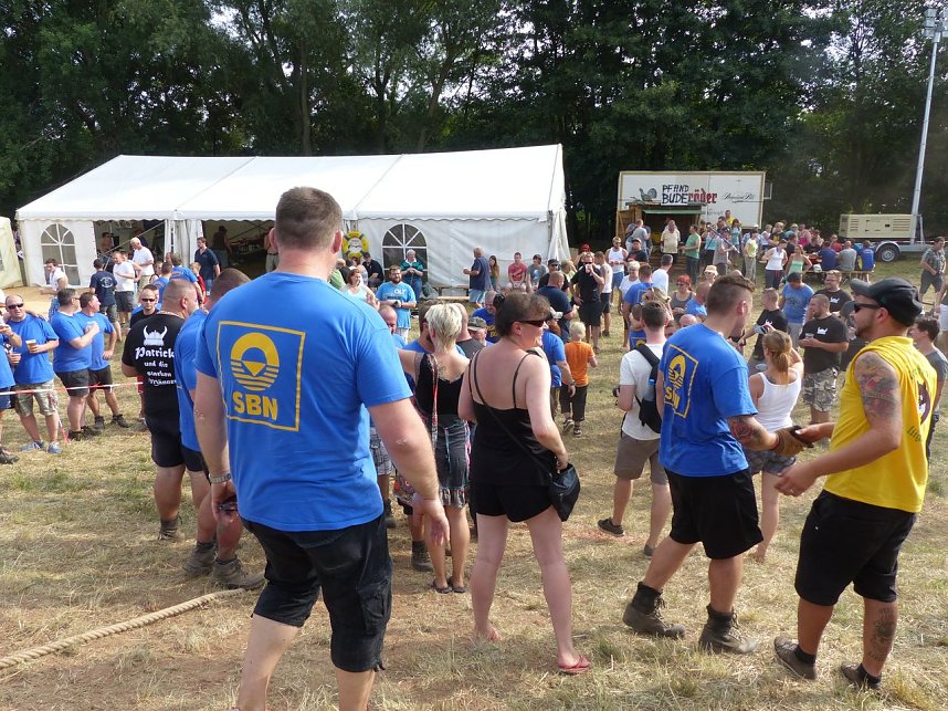 Tauziehen an der Helme