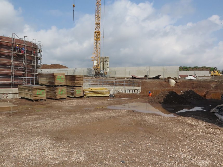 Stand der Dinge: Im Hintergrund die Silos