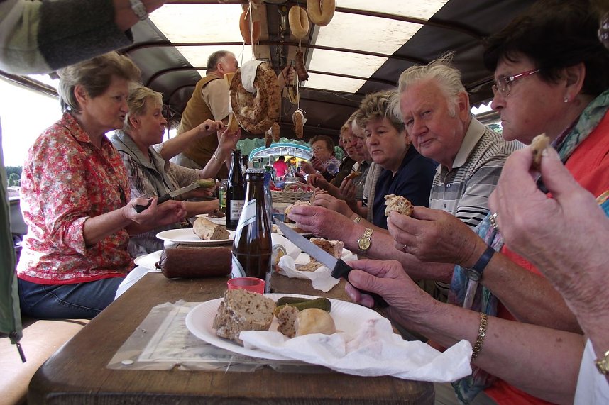 Allerlei Leckeres baumelte von der Decke des Planwagens herab. Auch Vereinsvorsitzer Herbert Weschcke (2.v. rechts) langte t&uuml;chtig zu.